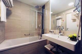 Отель Mercure Bucharest City Center Бухарест Номер категории Privilege с кроватью размера "king-size"-3